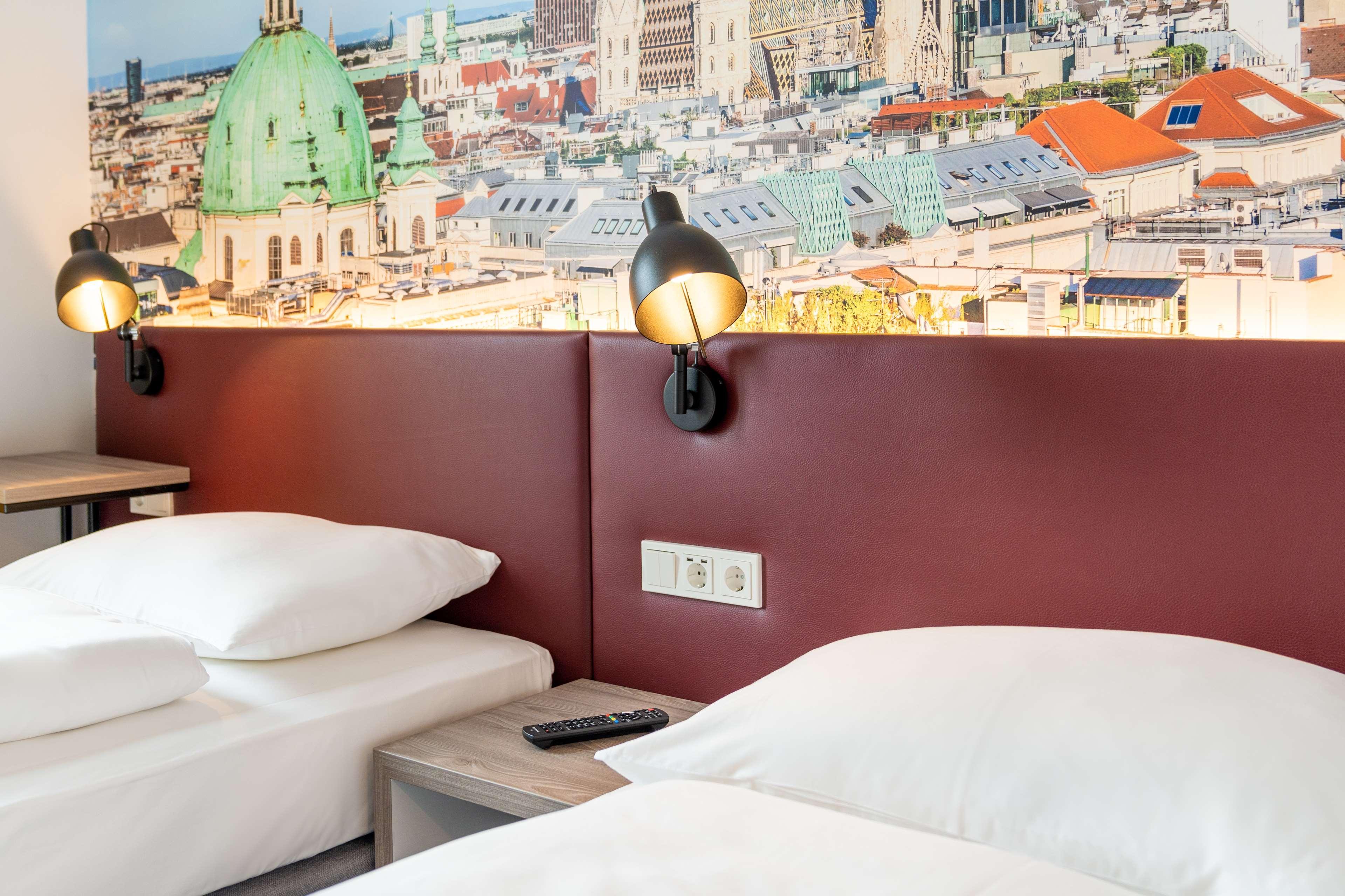 Campanile Vienna South Hotel Bagian luar foto