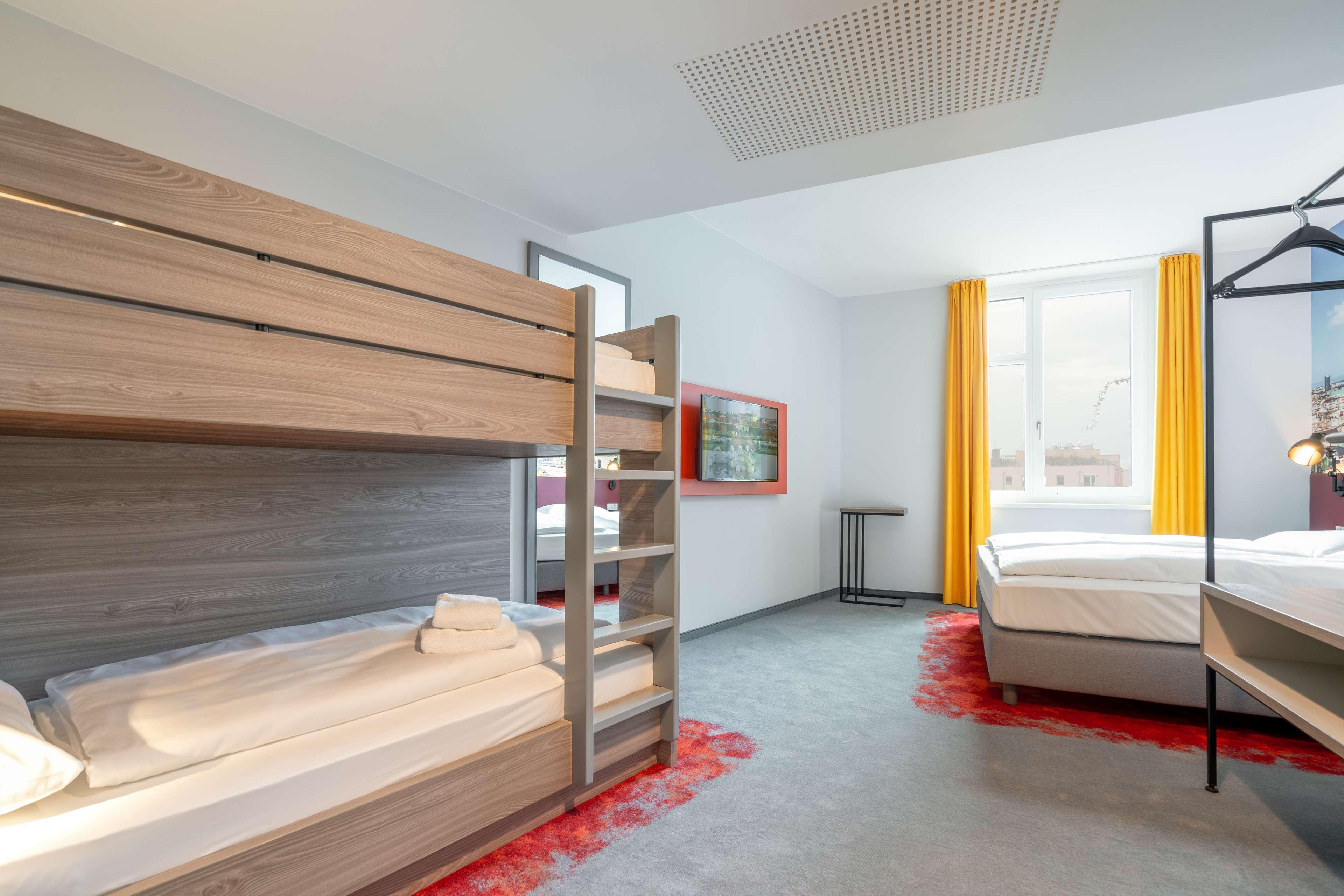 Campanile Vienna South Hotel Bagian luar foto